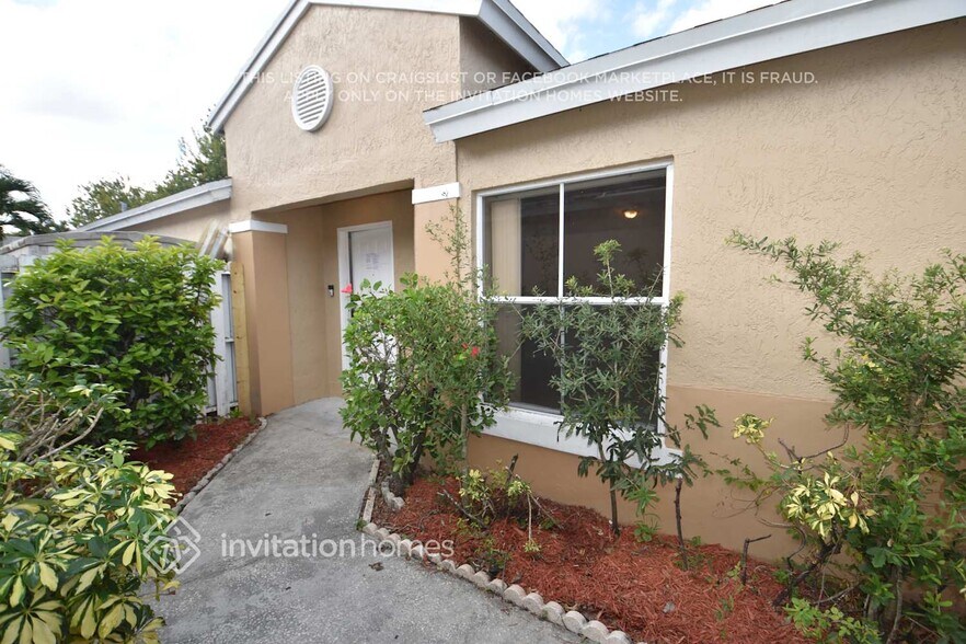 Building Photo - 7215 SW 42nd Ct