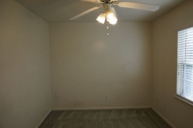 Building Photo - 2 Bedroom 2.5 Bathroom Townhome located in Marsh Oaks