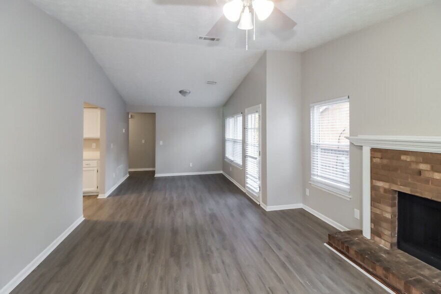 Building Photo - 643 Tarragon Wy SW