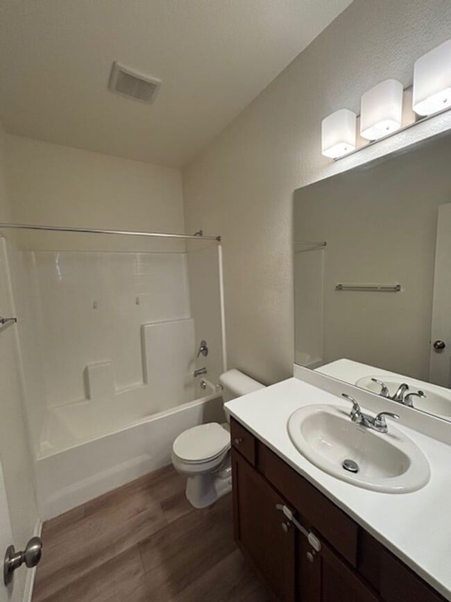 Building Photo - Upscale Living: Stunning 5-Bedroom, 3-Bath...
