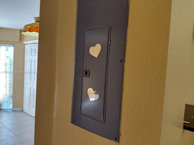 Building Photo - 83 NE 13th Ave