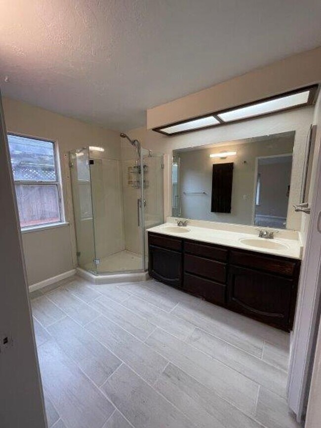 Building Photo - Fabulous 3 Bed 2 Bath home in the Heart of Elk Grove
