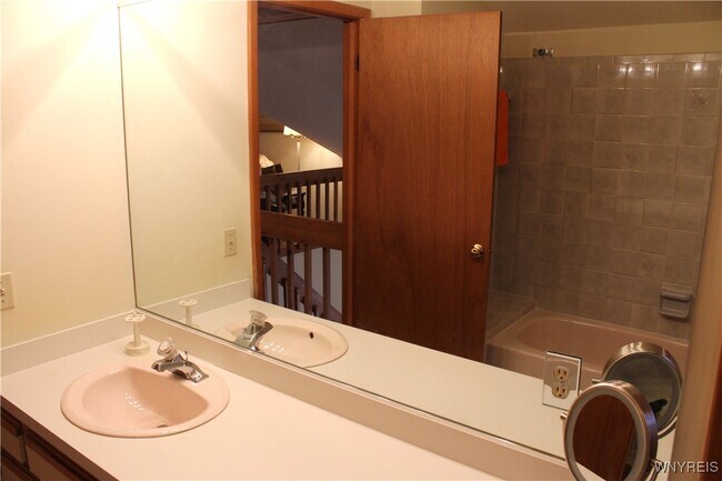 Building Photo - 16 Bluebird Ln