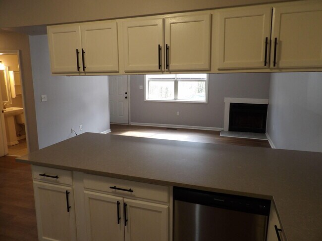 Building Photo - 902 Plaza Dr