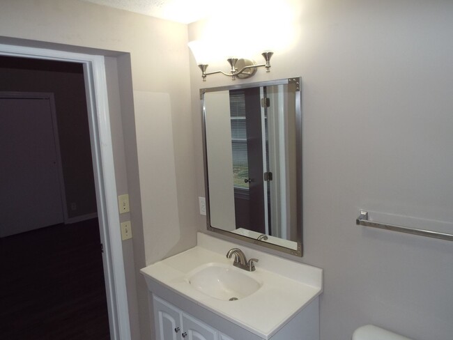 Building Photo - Convenient in Midtown!