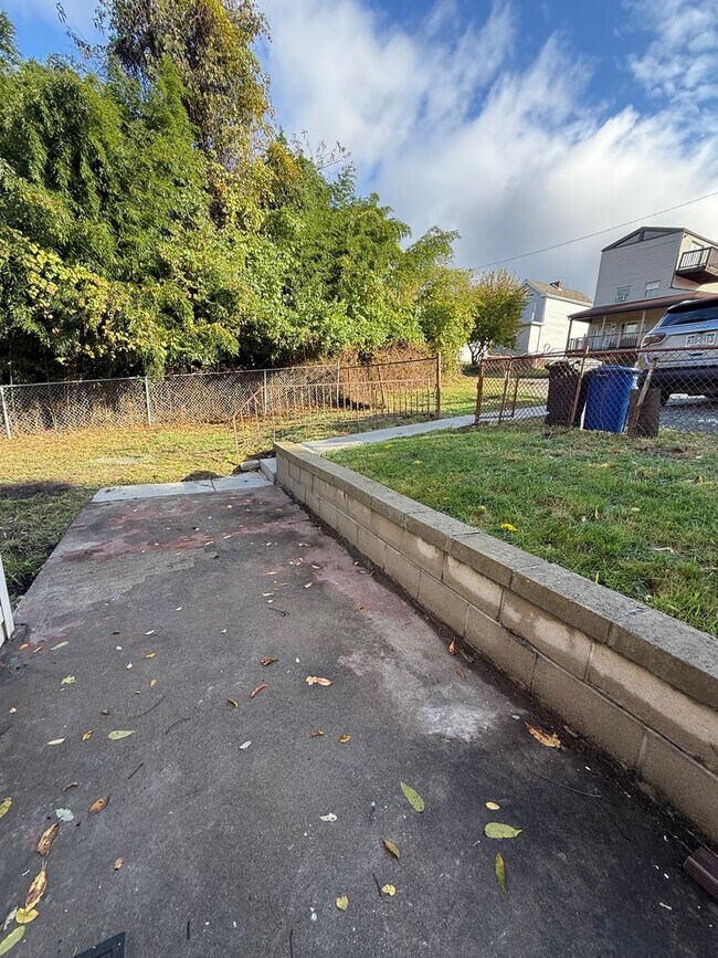 Building Photo - Newly updated 2BR house with yard, off str...