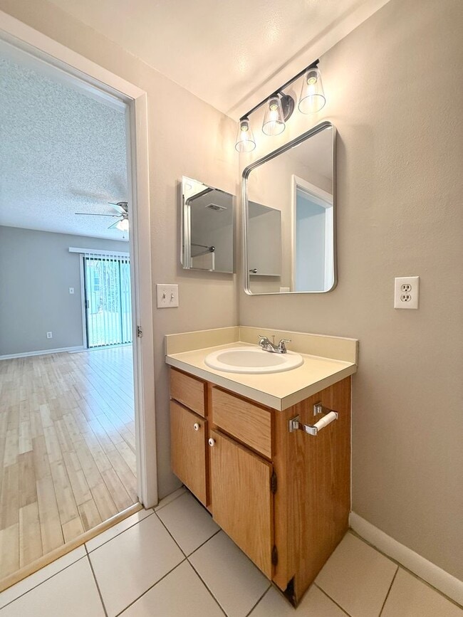 Building Photo - Cute 3/2 Townhome in Winter Park - close t...