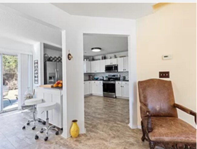 Building Photo - 825 Ashleaf Dr