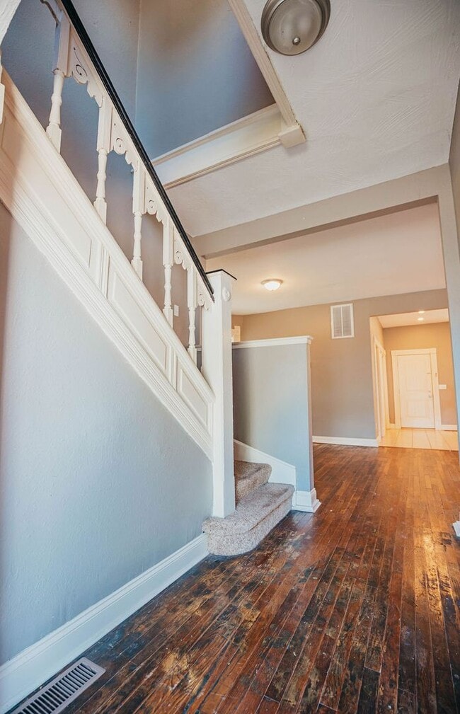 Building Photo - Stunning 5 bed 2 bath House ** Beautiful Upscale Living!!