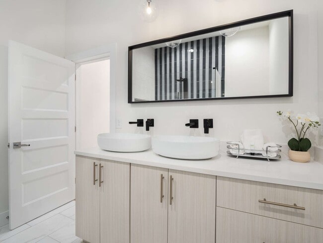 primary bathroom - 1371 Lyle Ave