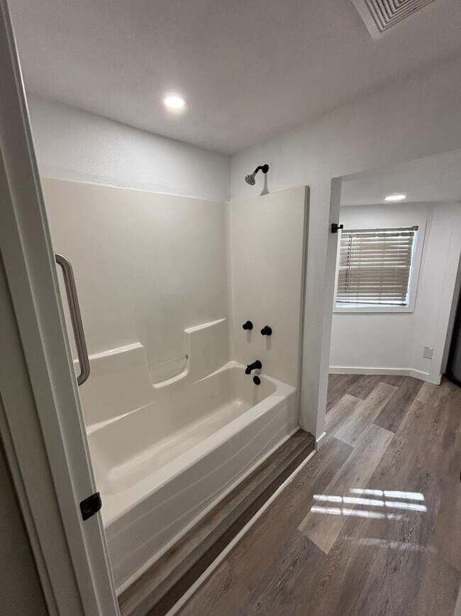 Building Photo - 309 N Allis St