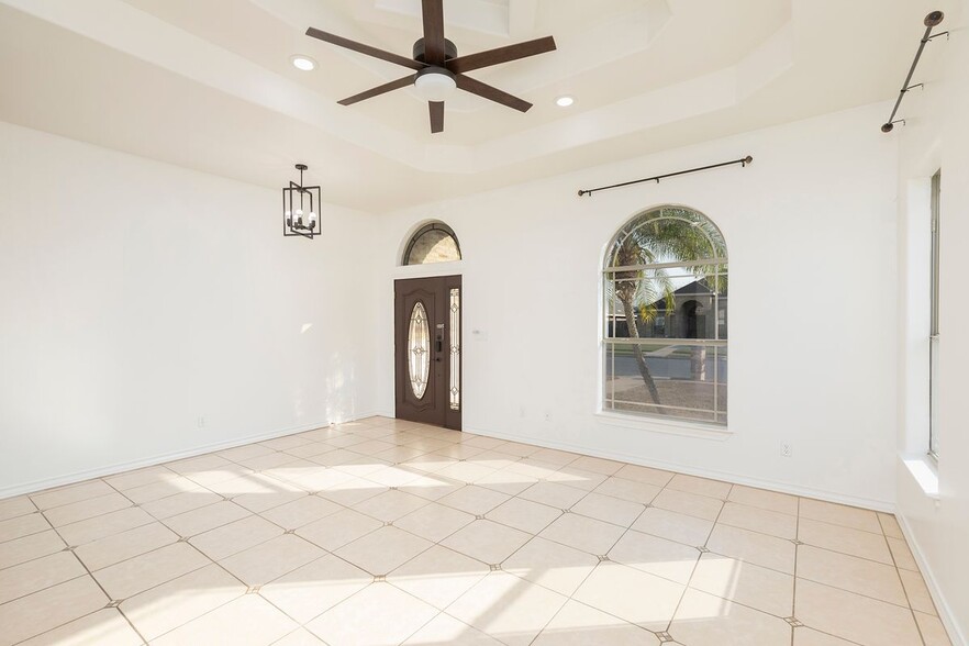 Building Photo - 210 Miranda Ln