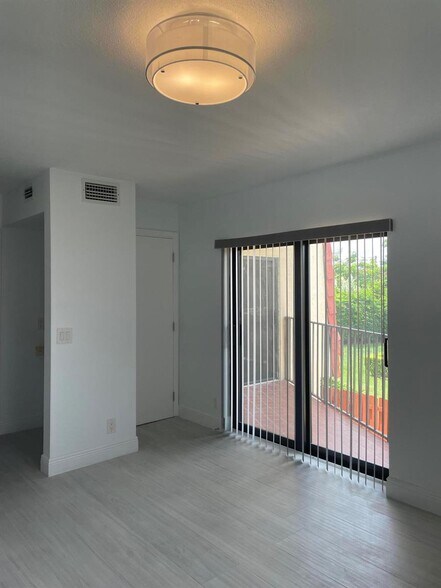 Building Photo - 3878 Victoria Dr