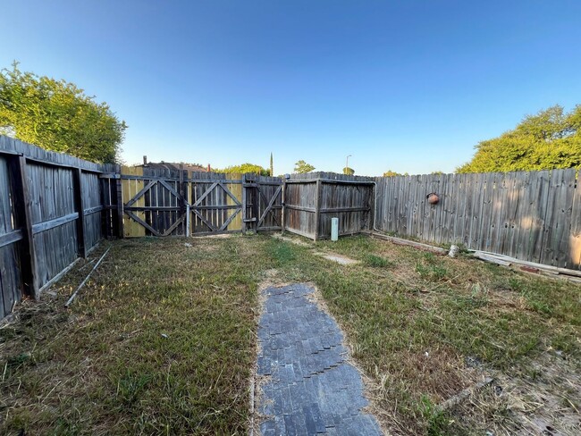 Building Photo - Duplex in Southwest Houston with Spacious ...