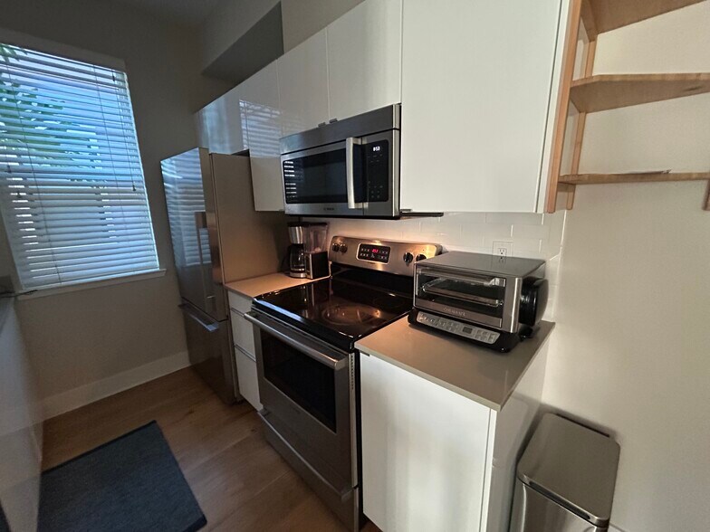 Building Photo - 57 Lakeshore Ct