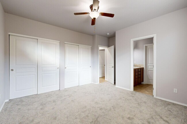 Building Photo - Beautifully maintained 3 bedroom 2.5 bath home