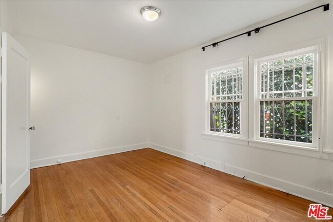 Building Photo - 715 N Harper Ave