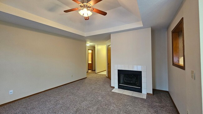 Building Photo - Super Clean Duplex Available Now!