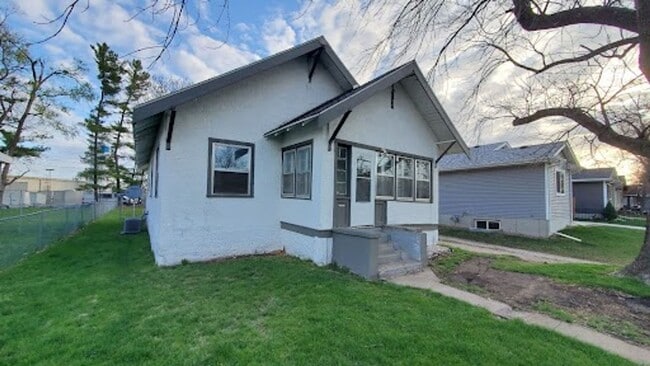 Building Photo - Pet Friendly Home with Fenced Back Yard and Hardwood Floors!