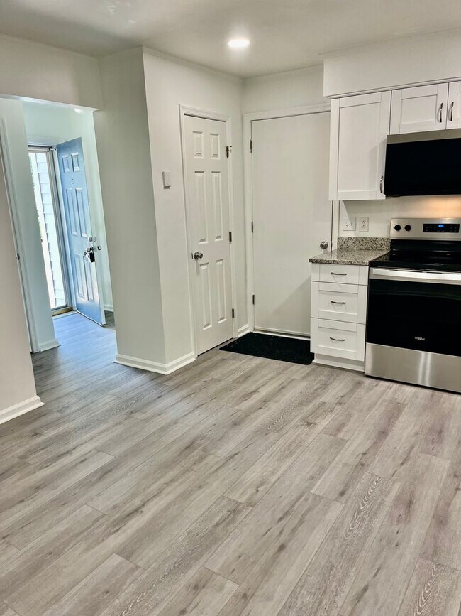 Building Photo - 3BD/2BA Home minutes from Dam Neck/Oceana Bases! Updated Throughout! Attached One Car Garage!