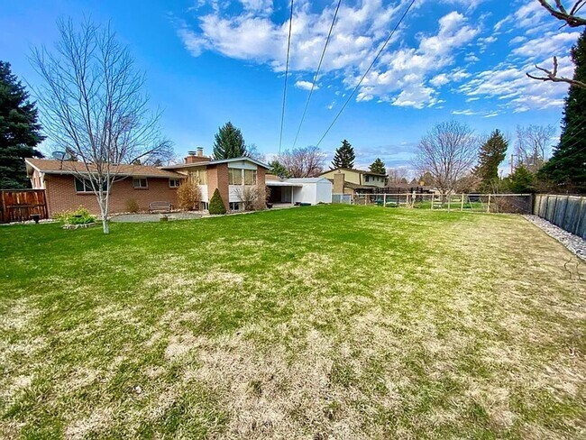 Building Photo - 5290 W Plymouth Dr