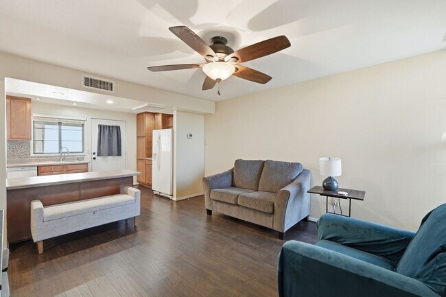 Building Photo - Charming Furnished, 55+ Community in Green Valley!