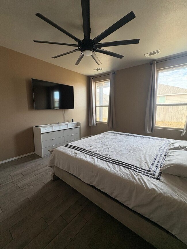 Building Photo - 2027 Ebbets Dr