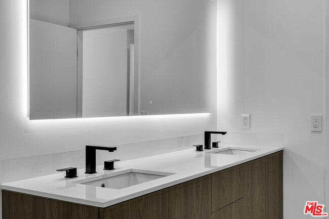 Building Photo - 10630 Wilkins Ave