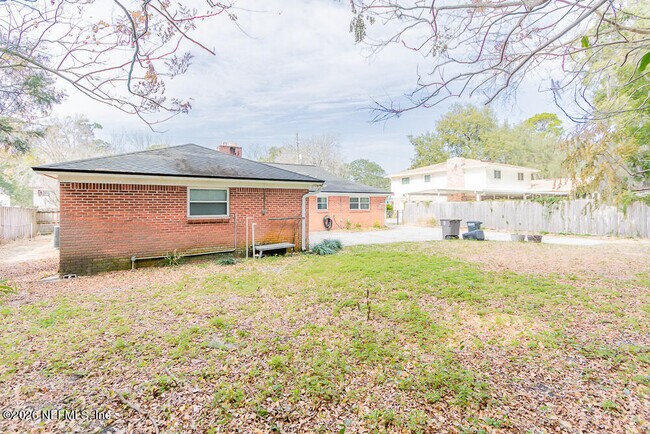 Building Photo - 1549 Montrose Ave E