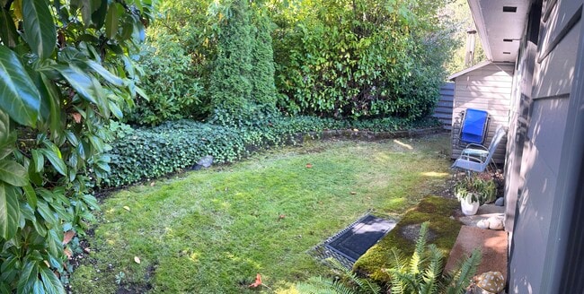 Building Photo - Lake Louise Dr SW