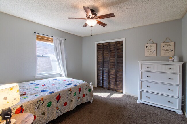 Building Photo - 5604 Greentree Ave