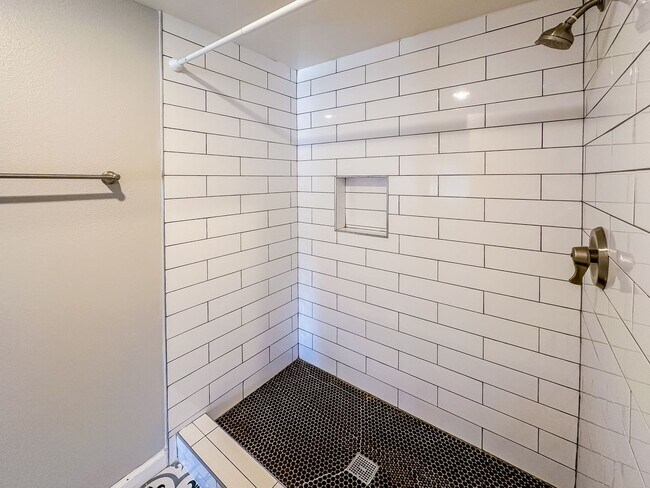 Building Photo - Completely Renovated 3+ Bed, 2 Bath Tierra...