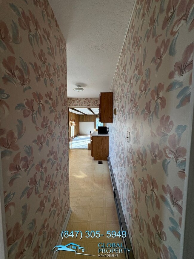 Building Photo - 3 Bedroom Home For Rent