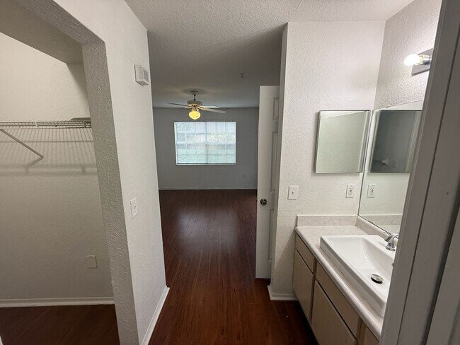 Building Photo - 13941 Fairway Island Dr