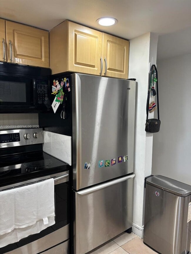 Building Photo - 9365 Fontainebleau Blvd