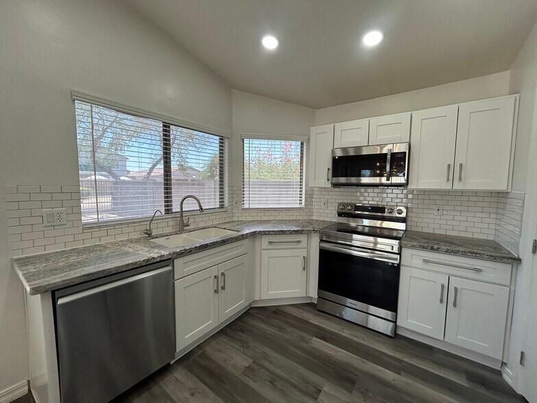 Building Photo - 1121 E Monona Dr