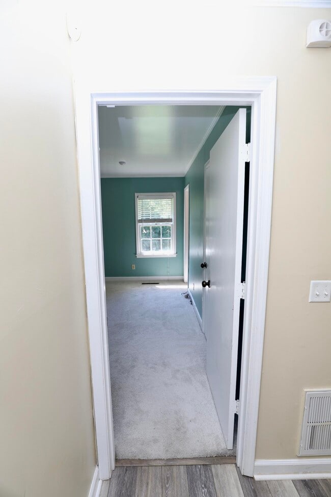 Building Photo - 549 Pringle Dr