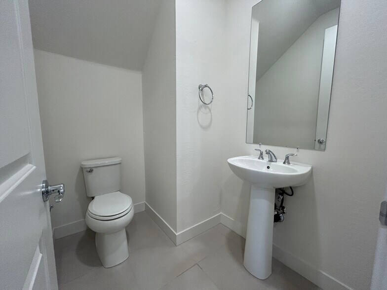 Building Photo - 2121 W Sonoran Desert Dr