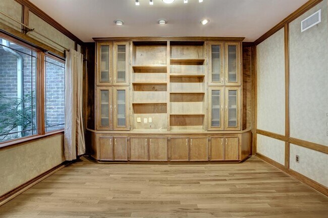 Building Photo - 10166 Memorial Dr