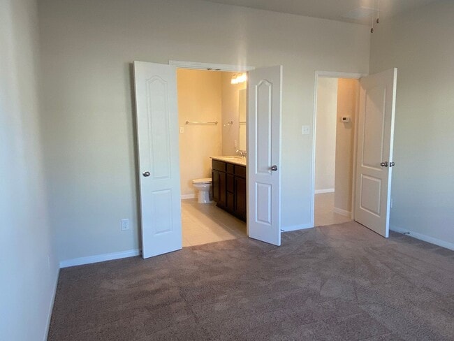 Building Photo - 4 BEDROOM, SHORT TERM LEASE AVAILABLE