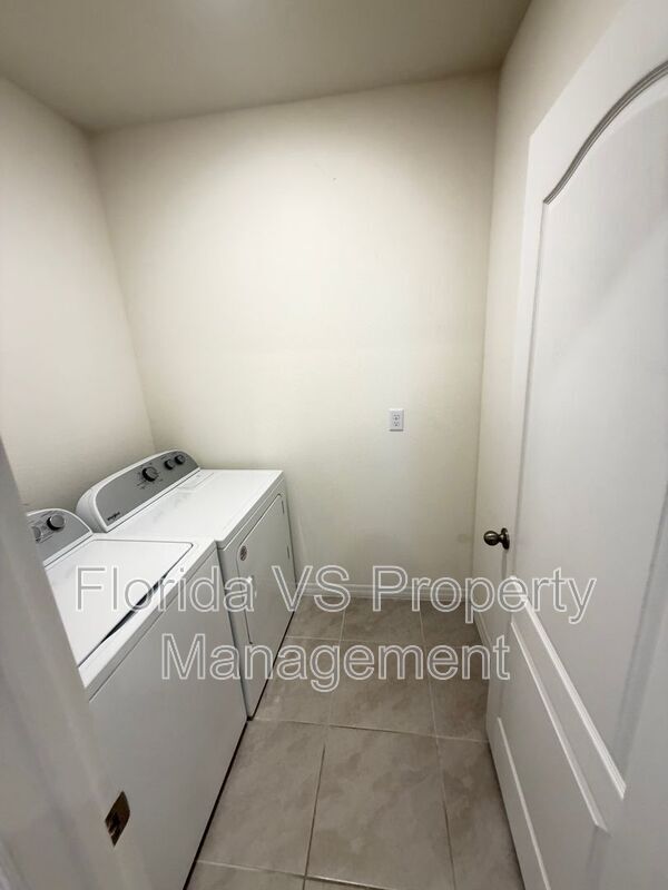 Building Photo - 804 Horsetail Dr