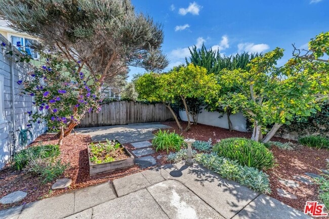 Building Photo - 487 43rd St