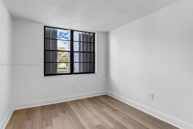 Building Photo - 10825 SW 112th Ave