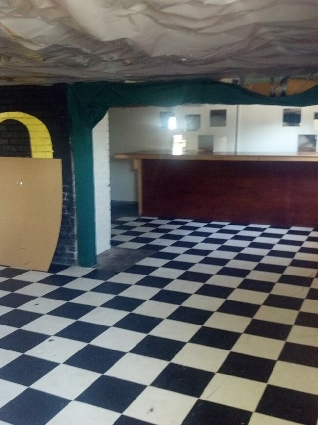 Building Photo - Spacious Campus Home! - $300 OFF 1ST MONTH...