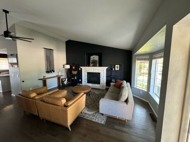 Building Photo - 1086 NE Locksley Dr