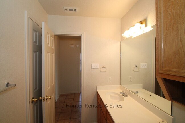 Building Photo - Location Location!!