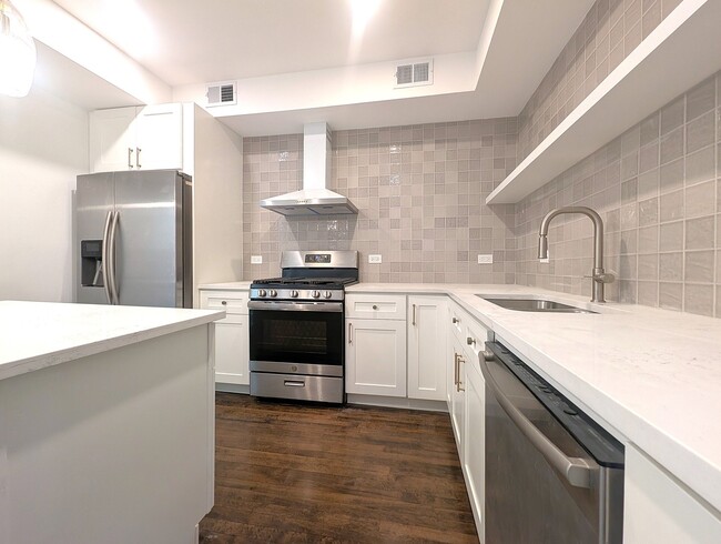 Building Photo - 2437 W Leland Ave