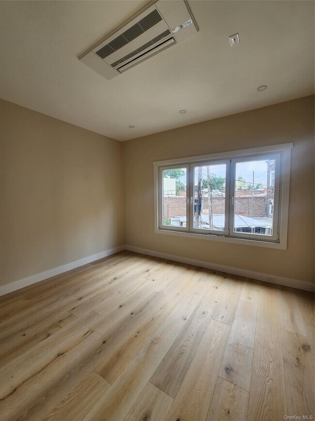 Building Photo - 14 Hausman St