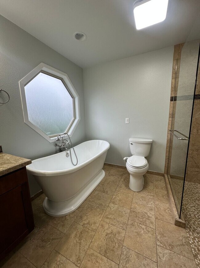 Building Photo - Beautiful 4 Bedroom 3 Bathroom Home in Everett!