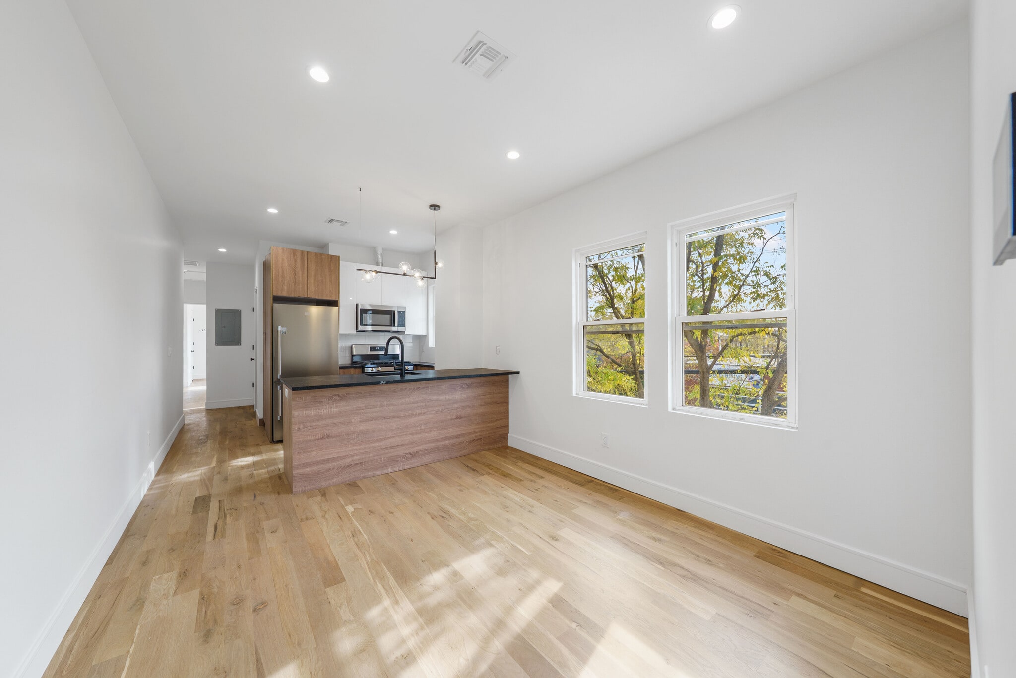 Building Photo - 114 Center St